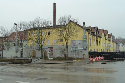 Unterführung vor dem Gebäude