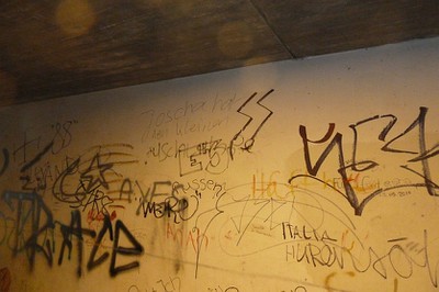 Nazi-Symbole und -Sprüche