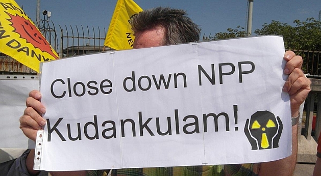 "Close Down NPP Kudankulam" forderten Atom-GegnerInnen in Neckarwestheim