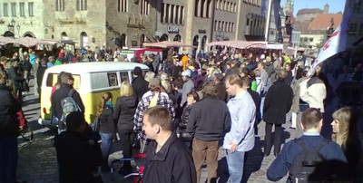 Netz vor der Lorenzkirche