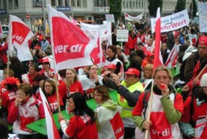 Ausschnitt aus der Demo mit pfeifenden Erziehern