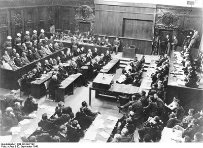 Foto aus dem Schwurgerichtssaal 600 mit angeklagten Nazi-Verbrechern