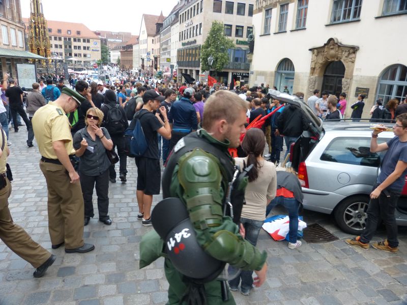 Demonstranten, Polizei und Touristen am Rathaus