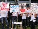 Plakate am Vorstand-Schild