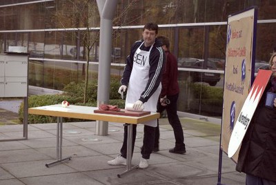 Die Wurst wird von Ben vorbereitet