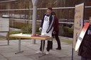 Die Wurst wird von Ben vorbereitet