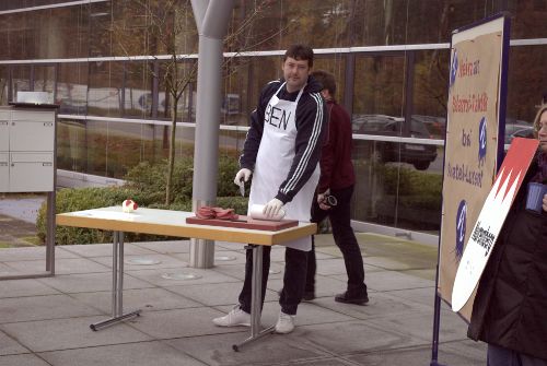 Die Wurst wird von Ben vorbereitet