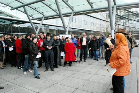 Demo vor dem Haupteingang