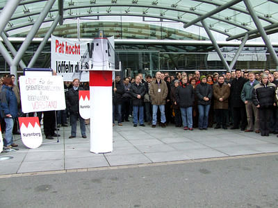 Demo vor dem Haupteingang
