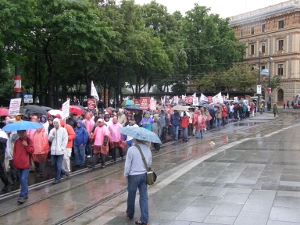 Demo-Zug-vor-dem-Parlament